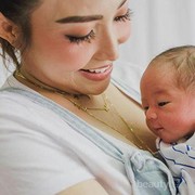 Cantik dan Bahagianya Potret Terbaru Ayu Dewi Pasca Melahirkan