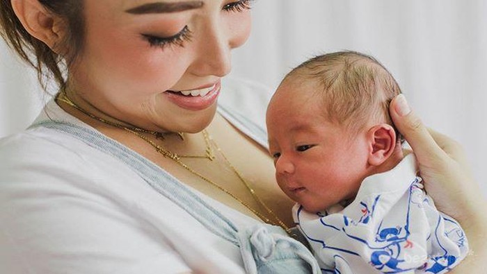 Cantik dan Bahagianya Potret Terbaru Ayu Dewi Pasca Melahirkan