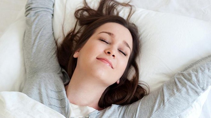 Sering Ketiduran Saat Memakai Softlens? Inilah 3 Bahaya yang Menanti, Ladies!