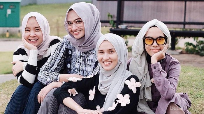 Tak Perlu Pusing Ladies! Berikut Warna Hijab yang Sesuai dengan Warna Kulitmu! Tak Perlu Pusing Ladies! Berikut Warna Hijab yang Sesuai dengan Warna Kulitmu!