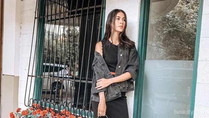 Serba Hitam, Begini Gaya Modis Paula Verhoeven Nikmati Liburan