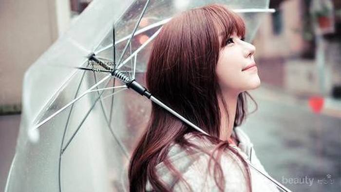 Girls, Produk Wardah Ini Cocok Dipakai Saat Musim Hujan!