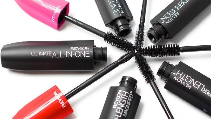 Sstt, Ternyata Hal Umum dalam Memakai Maskara Ini Salah Besar Lho Ladies!