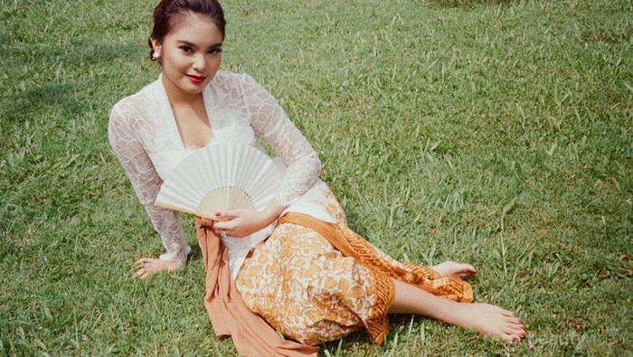 5 Pesona Cicit Soekarno, Syandria Kameron dalam Balutan Kain Etnik