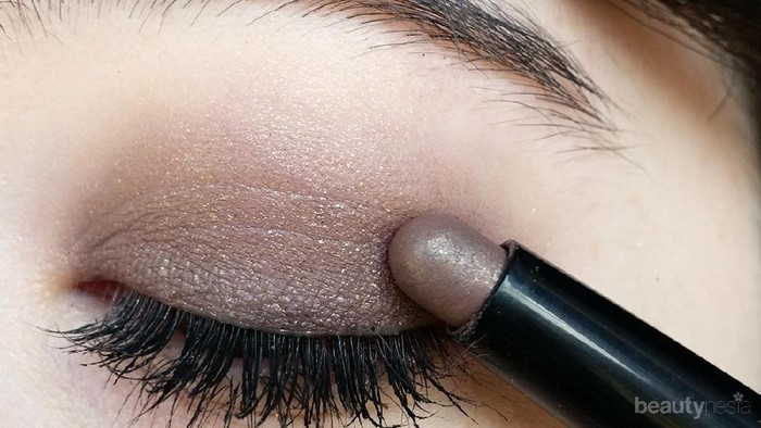 Bingung Menggunakan Eyeshadow Stick? Ternyata Begini Caranya!
