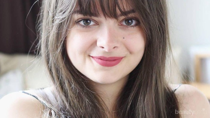 Enggak Perlu ke Salon, Coba Tutorial Potong Poni Sendiri di Rumah Ini, Yuk!