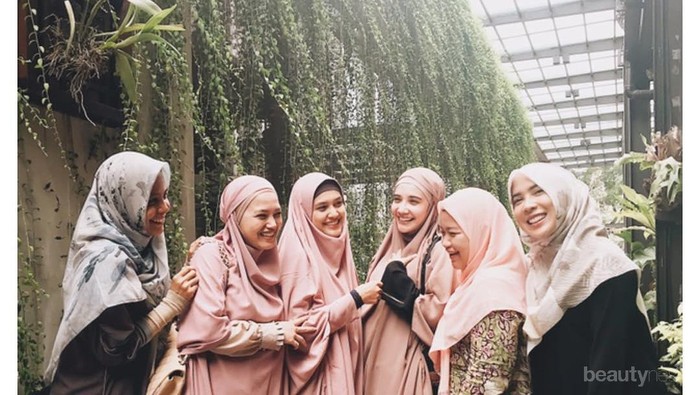 Cantiknya Zaskia Sungkar, Herfiza, Hingga Mulan Jameela dengan French Khimar