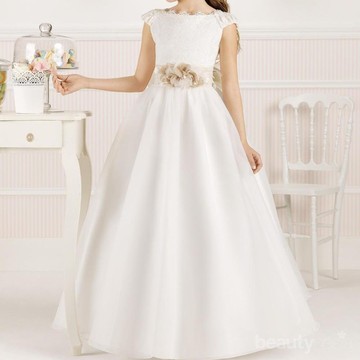 Bingung Cari Dress Putih untuk Kondangan? Ini Dia Inspirasinya Buat Kamu yang Masih Remaja!