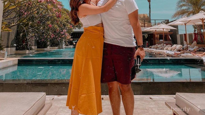 Mesranya Gaya Liburan Kesha Ratuliu Bersama Pacar di Bali