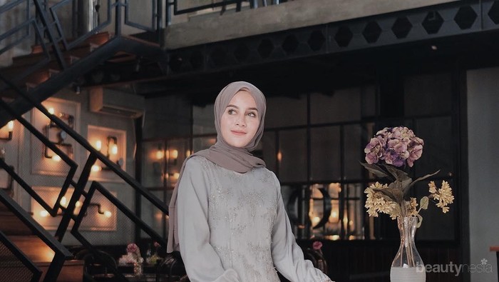 Bosan dengan Model Rok Biasa? Ini Gaya Kondangan dengan Rok Mermaid yang Lagi Kekinian