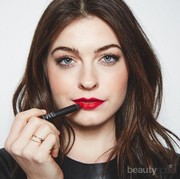 Cukup Lakukan Hal Ini Agar Lipstick Kamu Tidak Ikutan Menempel di Gigi, Ladies!