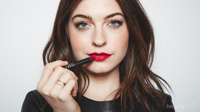 Cukup Lakukan Hal Ini Agar Lipstick Kamu Tidak Ikutan Menempel di Gigi, Ladies! Cukup Lakukan Hal Ini Agar Lipstick Kamu Tidak Ikutan Menempel di Gigi, Ladies!