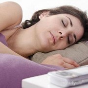 Tidak Disangka, Ini Dia Bahaya Tidur dengan Hp Dicharger di Kasur!