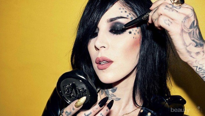 [Review] Eyeliner Terbaru Kat Von D Ini Lagi Hits Banget, Lho! Saatnya Tampil Grunge Ala Rocker!