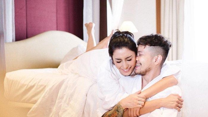 Posting Foto Ini, Tyas Mirasih Kode sedang Hamil?