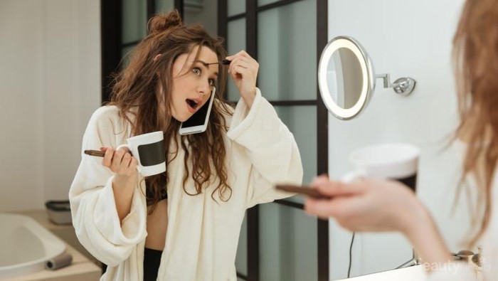 Cukup 5 Menit, Makeup Buru-Buru Bikin Kamu Tetap Kece