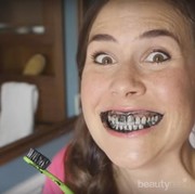 Sikat Gigi Pakai Arang Bikin Gigi Lebih Putih??