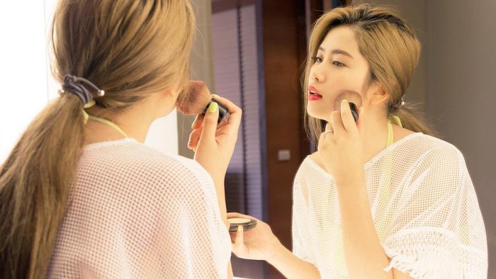 Duh, Kok Kulit Menghitam Setelah Pakai Foundation? Begini Cara Mencegahnya!