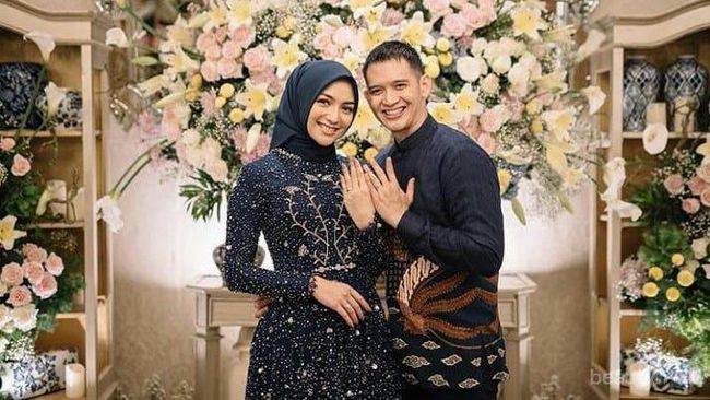 Tampil Cantik Bak Artis dengan Kebaya Modern Saat Tunangan