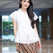 Tetap Kece dengan Kebaya Putih yang Modern Buat Kondangan