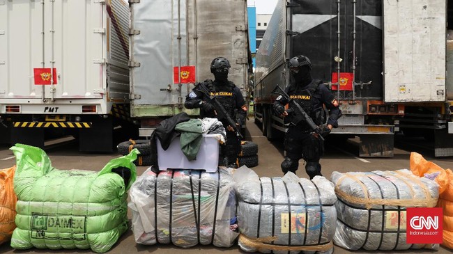 Under invoicing adalah praktik melaporkan nilai barang lebih rendah dari harga sebenarnya untuk meminimalkan bea masuk dan pajak impor, yang merugikan negara.