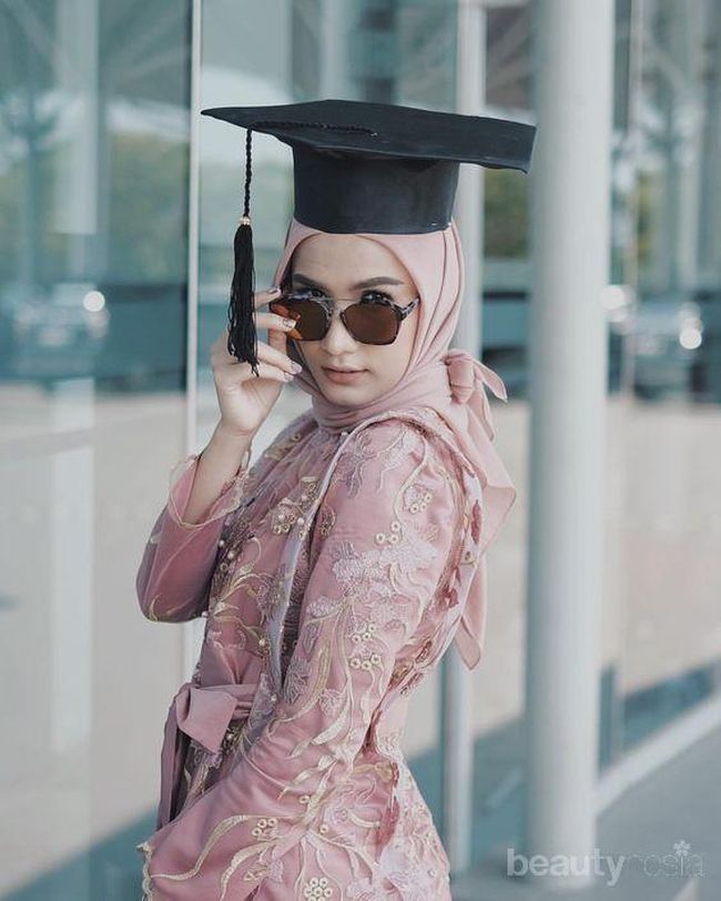 Bingung Milih Outfit Wisuda? 5 Kebaya Pink Ini Bisa Jadi Rekomendasimu!