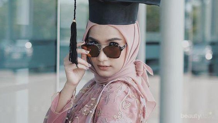 Bingung Milih Outfit Wisuda? 5 Kebaya Pink Ini Bisa Jadi Rekomendasimu!