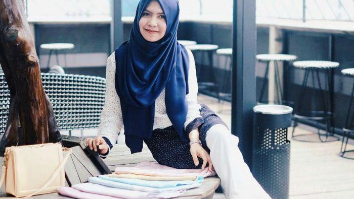 Dijamin Laris Manis, Ini Tips Jika Kamu Ingin Memulai Usaha Berjualan Hijab Sendiri!