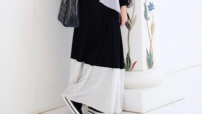 Simpel dan Trendy, Gaya Fashion Hijab Rina Nose Seperti Ini Masih Populer, Lho!