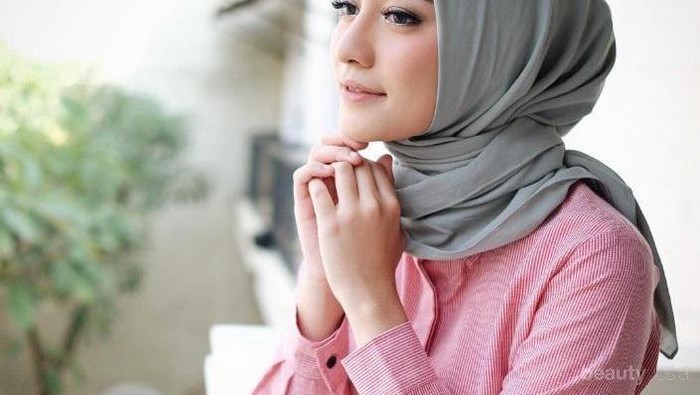 Intip Tips Jitu Menyesuaikan Make Up Agar Serasi dengan Outfit Hijab yang di Kenakan!