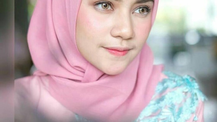 Mau Terlihat Kece Saat Wisuda? Jangan Lupa Tambahkan Headpiece Ini di Hijabmu!