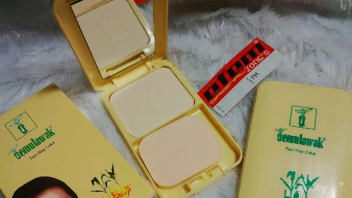 Dear, siapa yang pakai bedak Temulawak Two Way Cake? Bikin Jerawatan Gak? Dear, siapa yang pakai bedak Temulawak Two Way Cake? Bikin Jerawatan Gak?