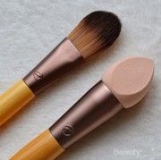 Kelebihan dan Kekurangan Memakai Foundation dengan Brush, Jari, dan Sponge