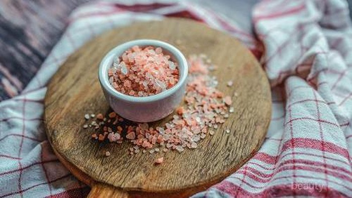 Sering Dianjurkan Minum Air Garam Sama Orang Tua? Ini Lho 5 Manfaatnya