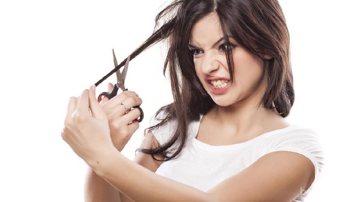 Sulit Menata Rambut? Ini 3 Hal yang Bisa Mempersingkat Waktu Menata Rambut Kamu di Pagi Hari