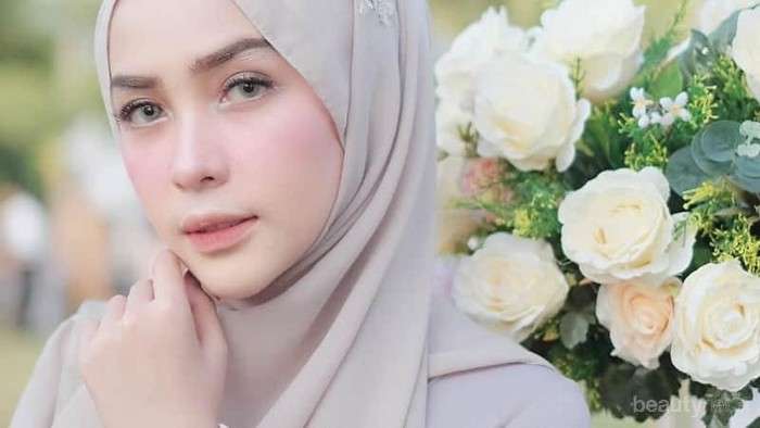 Selalu Terlihat Segar! Simak Makeup Pipi Merona ala Selebgram Hamidah Rachmayanti Yuk!