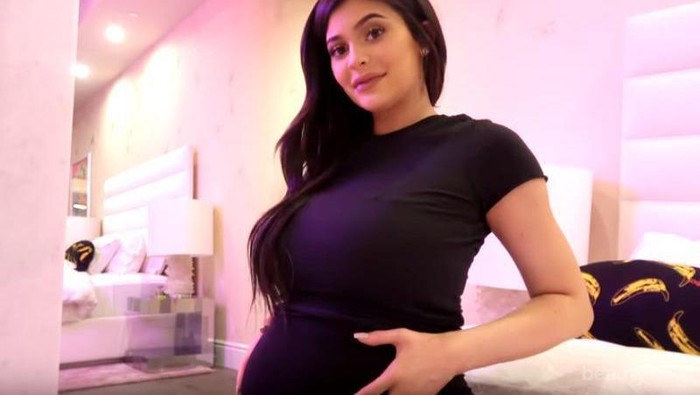 Netizen Heboh, Kylie Jenner Akhirnya Ungkapkan Berita Kelahiran Anak Perempuannya! Netizen Heboh, Kylie Jenner Akhirnya Ungkapkan Berita Kelahiran Anak Perempuannya!