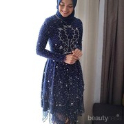 Bikin Kulit Jadi Keliatan Lebih Cerah! Ini 5 Inspirasi Look Kebaya Berwarna Gelap