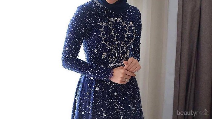 Bikin Kulit Jadi Keliatan Lebih Cerah! Ini 5 Inspirasi Look Kebaya Berwarna Gelap Bikin Kulit Jadi Keliatan Lebih Cerah! Ini 5 Inspirasi Look Kebaya Berwarna Gelap