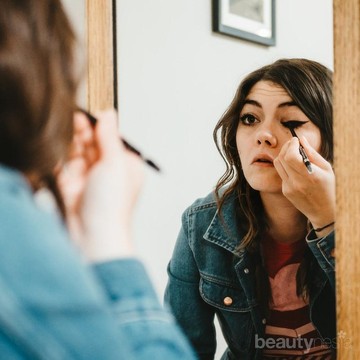 img-title Eyeliner Luntur? Atasi dengan 4 Tips Ini