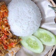 ayam geprek vs ayam gepuk. apa sih perbedaannya?