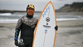 FOTO: Surfing di Pantai 'Nuklir' Fukushima Pantai Minamisoma, di utara Pembangkit Listrik Tenaga Nuklir (PLTN) Fukushima Daiichi yang rusak setelah dihantam gempa dan tsunami pada 11 Maret 2011.