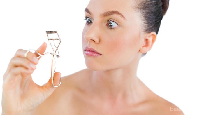 Inilah Tips Membersihkan Eyelash Curler yang Bisa Kamu Coba, Ladies!