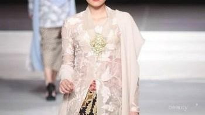 Inspirasi Kebaya Modern yang Wajib Kamu Cobain di 2018 Ini