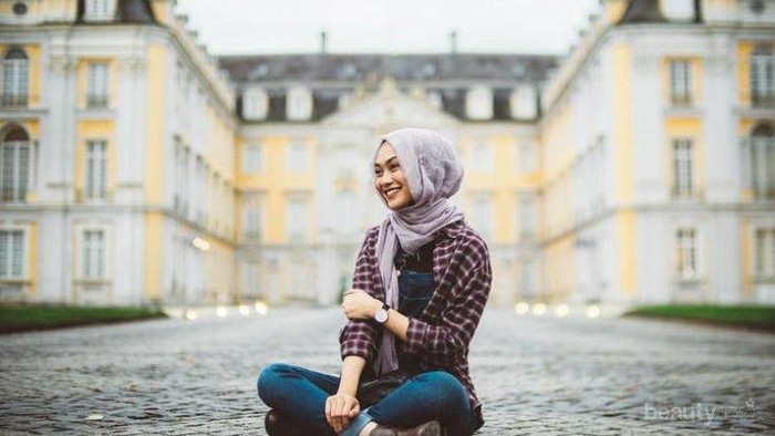 Mau Tampil Boyish? Inspirasi Hijab Modern dengan Kemeja Flanel Ini Bisa Kamu Tiru, Lho!