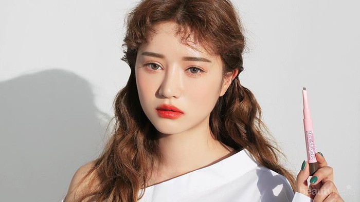 Inilah Kesalahan Menggunakan Pensil Alis yang Bisa Membuat Riasan Kamu Terlihat Tidak Natural!
