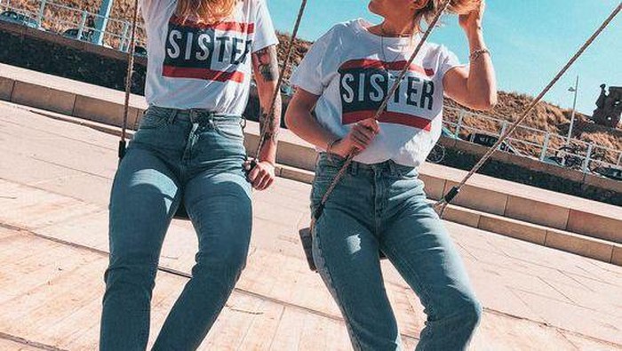 Ide Style Fashion Couple dengan Saudara Perempuan yang Cocok untuk Gaya Casual
