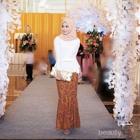 Gemas Abis! Pilih Baju Kondangan dengan Rok Mermaid Seperti Ini untuk Outfit Kamu