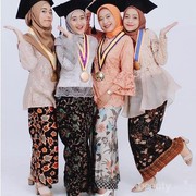 Inspirasi Kebaya Brokat untuk Wisuda Terbaru dari yang Simple-Full Colour!
