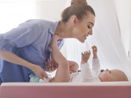 5 Trik Mengganti Popok agar Bayi Tidak Rewel